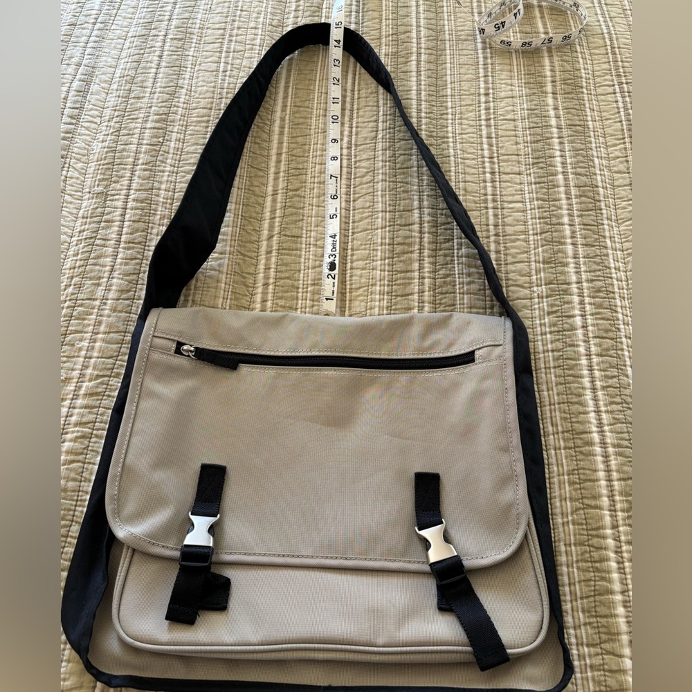 Kenneth Cole Reaction Messenger/Crossbody Bag